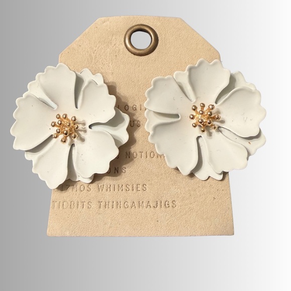 NWT - ANTHROPOLOGIE White Flower Hand-painted Ceramic Earrings - Picture 1 of 4